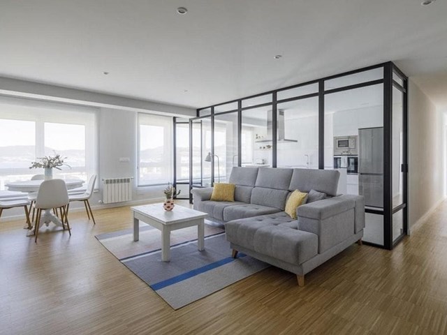 ¿Cómo decorar un salón alargado y estrecho? Nuestra empresa de reformas en Vigo te ayuda