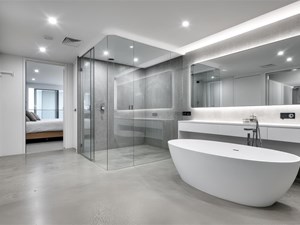 ¿Plato de ducha o bañera? 5 factores a considerar en tu reforma