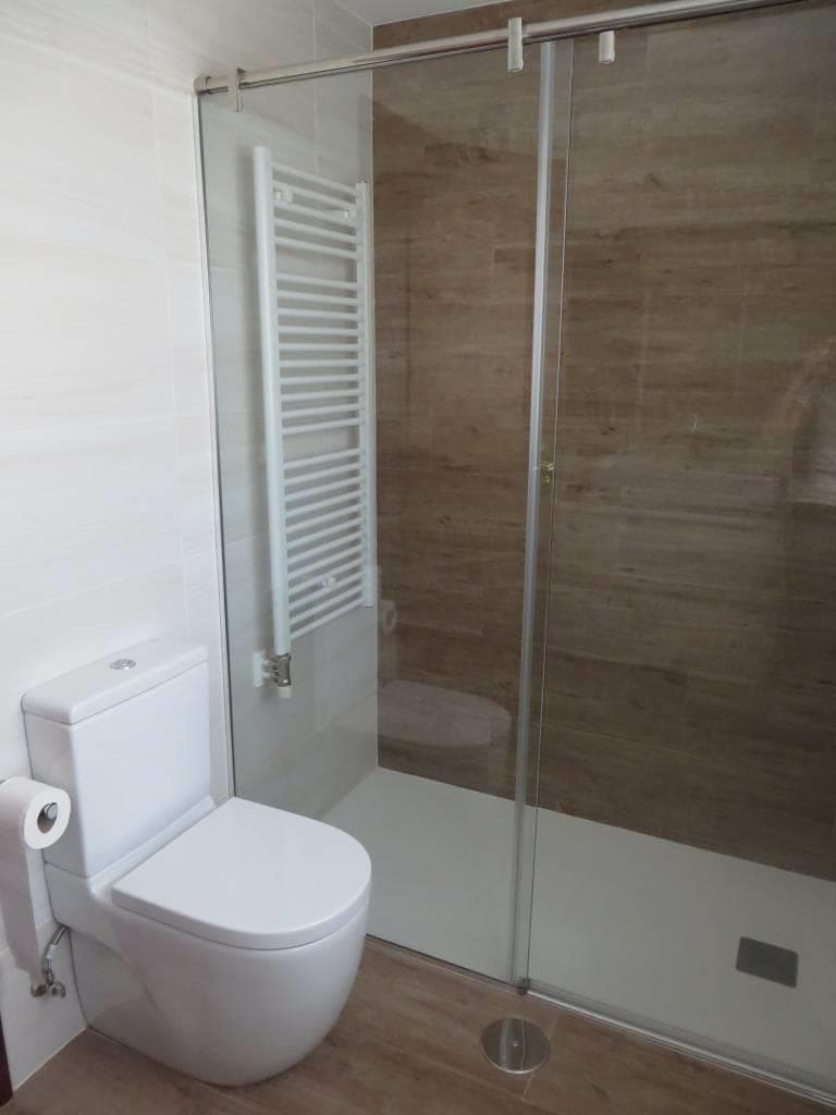 Foto 3 Reforma de Baño con diseño minimalista y funcional