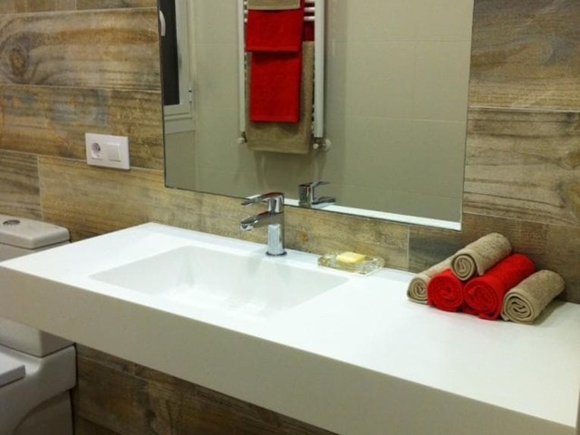 Un baño con estilo minimalista y adaptabilidad del espacio en Pi y Margall | Reforma Baño Vigo