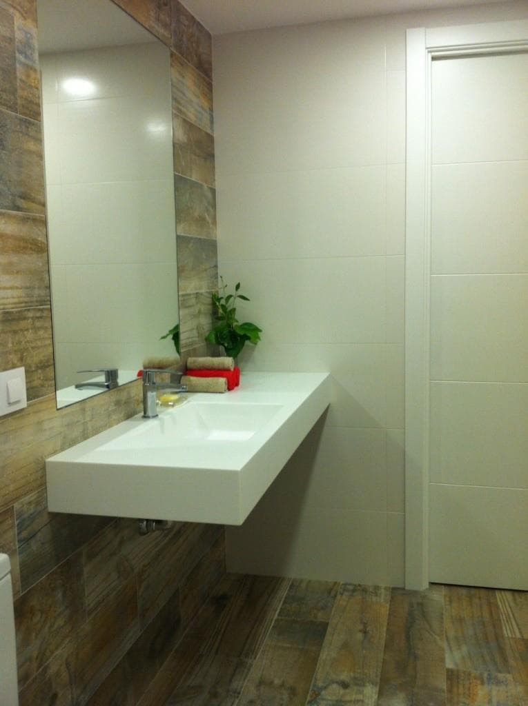 Foto 2 Un baño con estilo minimalista y adaptabilidad del espacio en Pi y Margall | Reforma Baño Vigo
